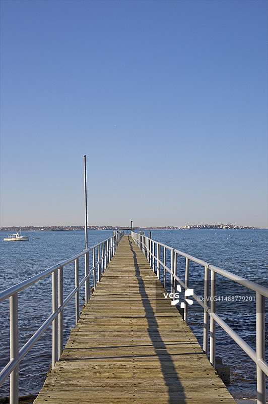 蓝色水面蓝天下的长栈桥图片素材
