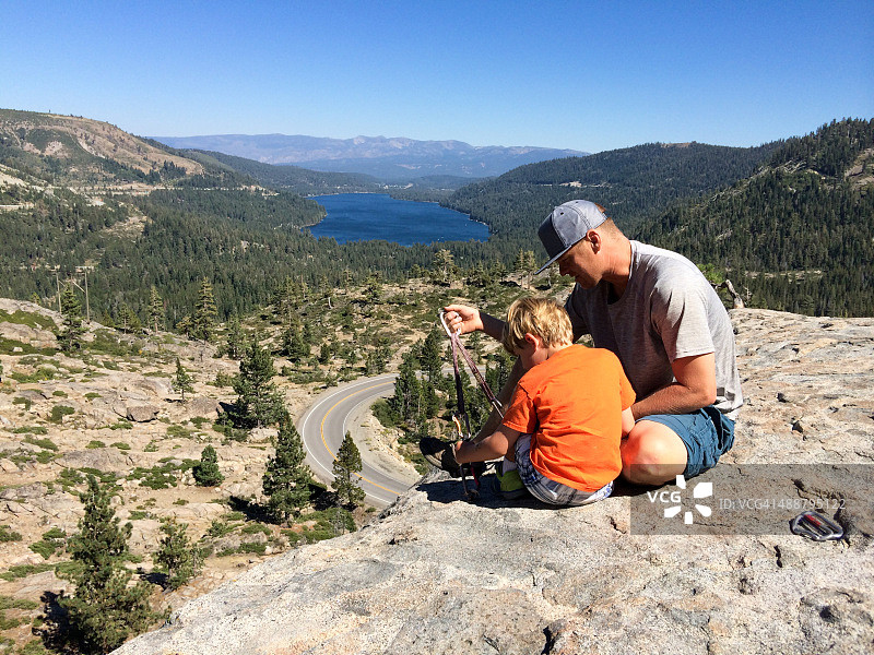 父亲教儿子攀岩图片素材