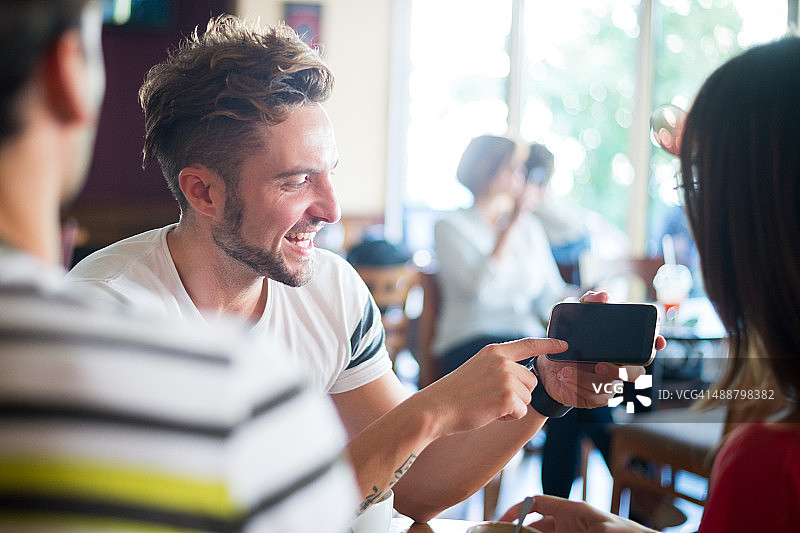 咖啡店内的移动演示图片素材