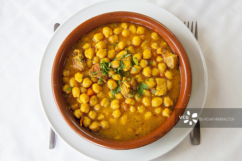 白色背景上的传统鹰嘴豆盘图片素材