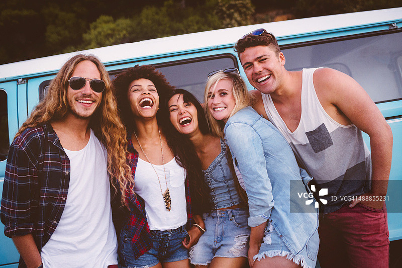 赶时髦的人图片素材