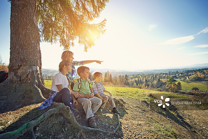 徒步家庭在树下休息图片素材