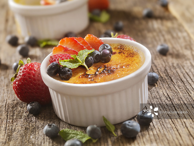 搭配新鲜水果的法式焦糖布丁图片素材