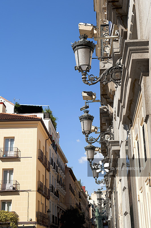西班牙马德里街头的华丽路灯图片素材
