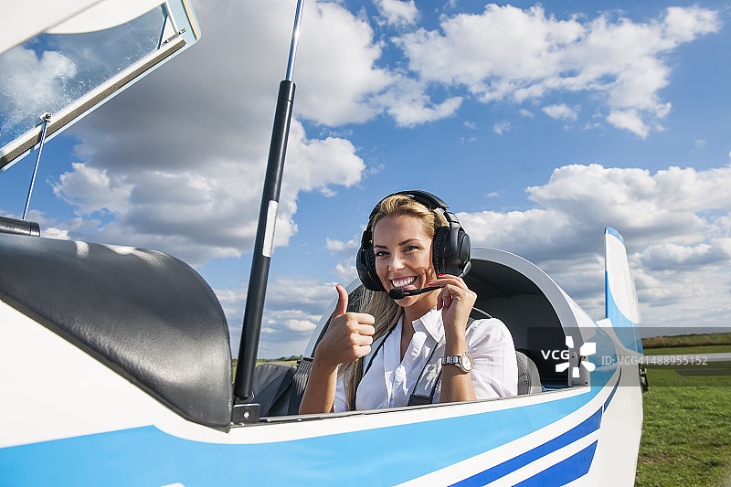 女飞行员准备飞行图片素材