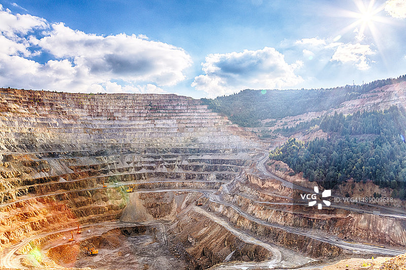 露天矿的壮丽景色图片素材