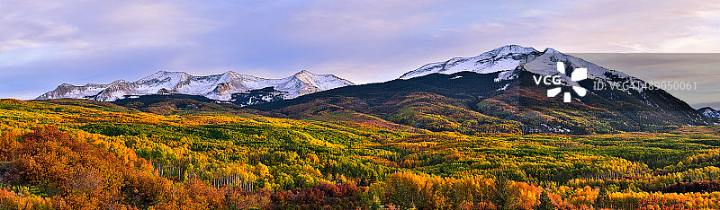 十月的色彩层图片素材
