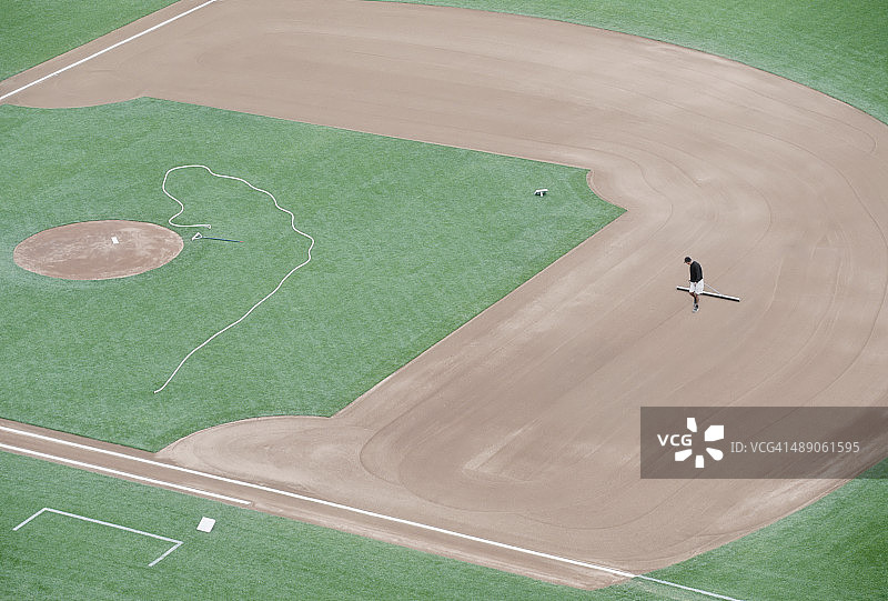 场地管理员在棒球场耙地图片素材