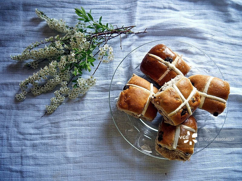 耶稣受难日十字面包与花朵图片素材