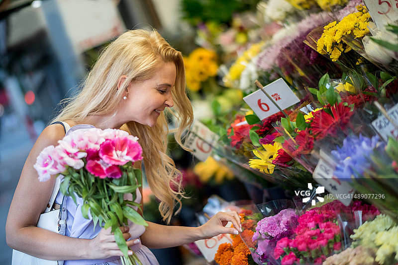 在花店购买鲜花的女人图片素材