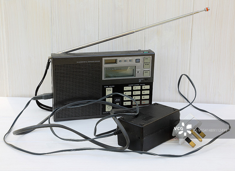 遗弃在架子上的短波收音机和充电器图片素材