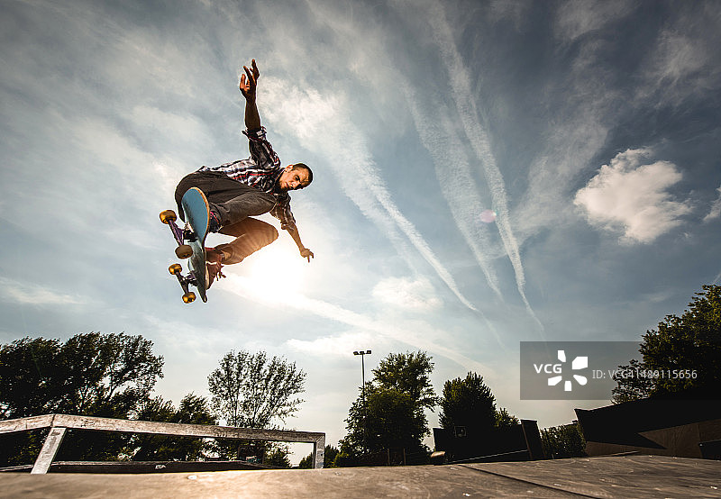 滑板运动员Ollie跳跃图片素材