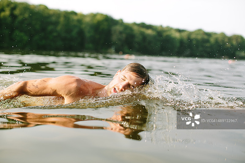 年轻男子在游泳图片素材