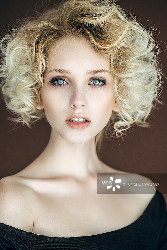 发型时尚的漂亮女人图片素材