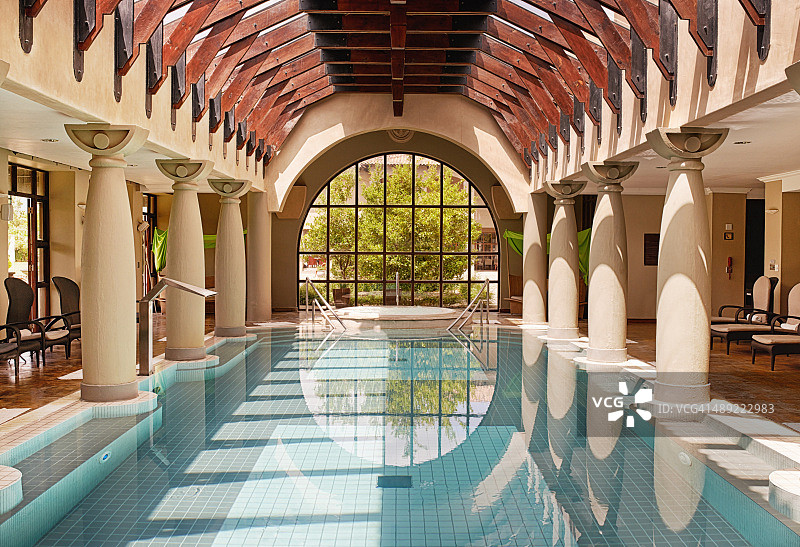 多么平静的池塘图片素材