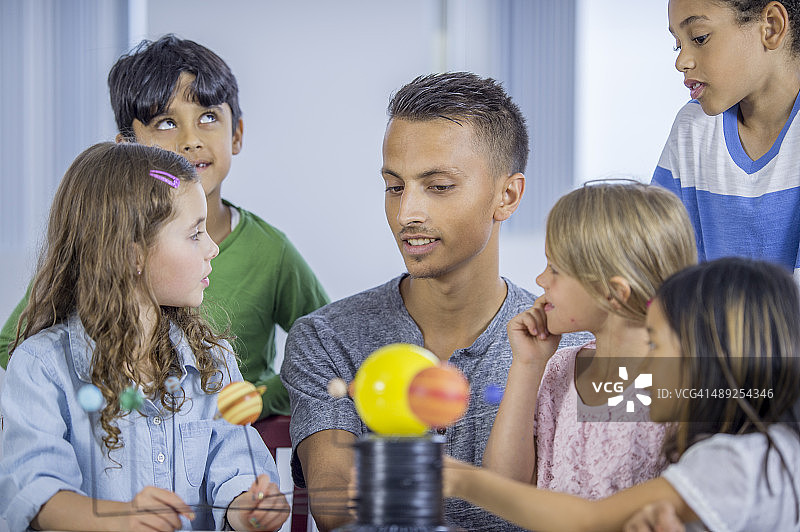 儿童学习太阳系图片素材