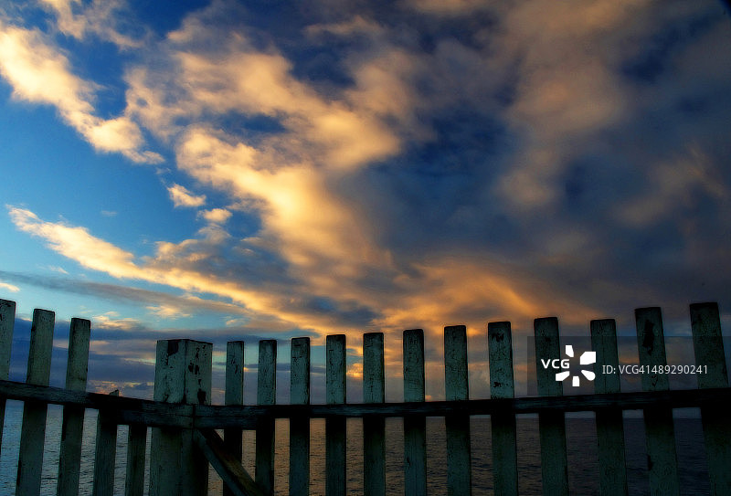 日落时分的栅栏图片素材
