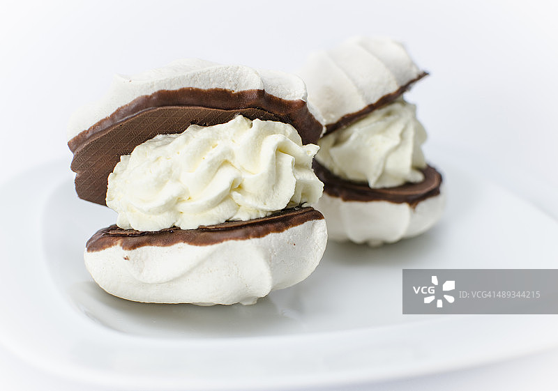 巧克力蘸蛋白酥配新鲜鲜奶油图片素材
