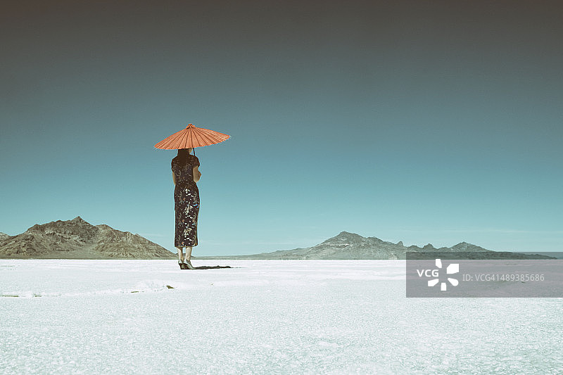 亚洲女人在盐滩上图片素材