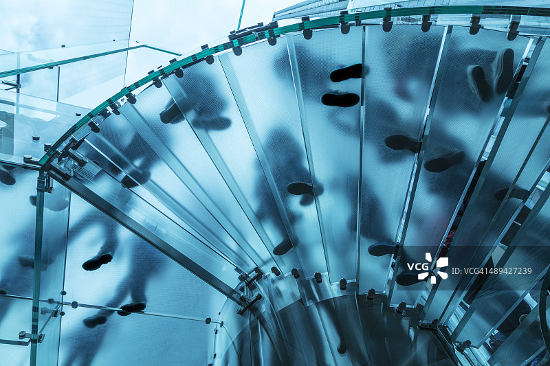 玻璃螺旋楼梯上的脚图片素材