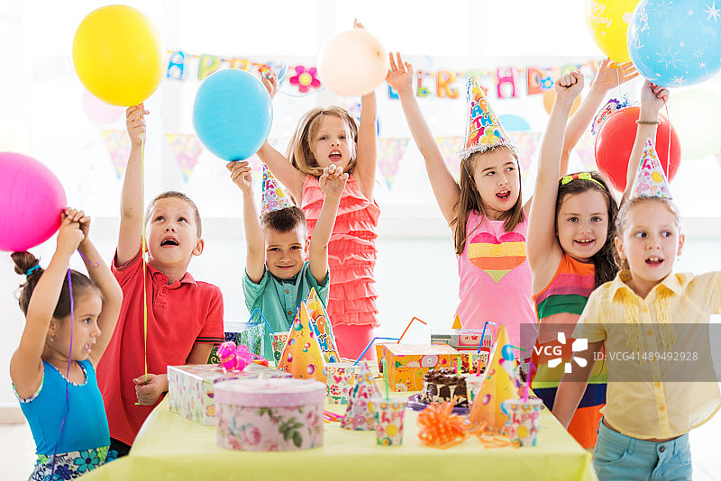 孩子们在生日派对上玩耍图片素材