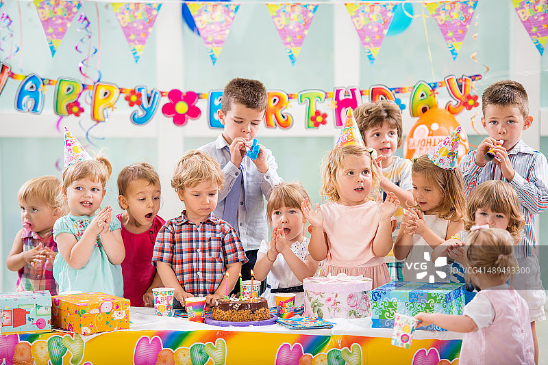 一群孩子在生日派对上庆祝和唱歌图片素材