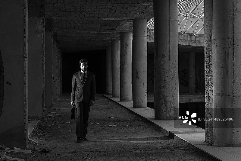 废弃现代建筑中的孤独商人图片素材