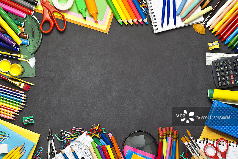 黑色黑板上的学习用品边框图片素材