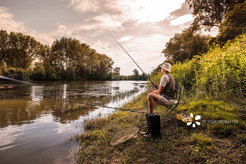渔民在河边钓鱼，享受周末图片素材