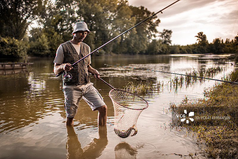 渔民捕鱼出水图片素材