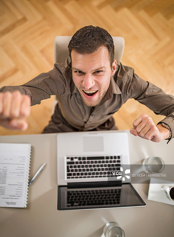 欢呼庆祝成功的商人俯视图图片素材