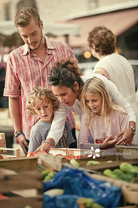 在图雷特卢小镇集市上的年轻家庭图片素材