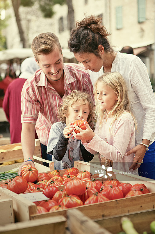在图雷特卢小镇集市上的年轻家庭图片素材