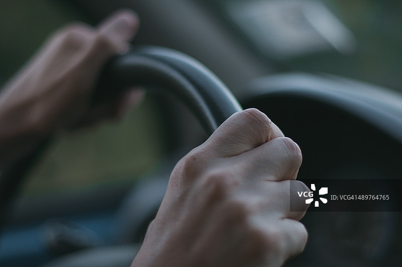 男人握着方向盘图片素材