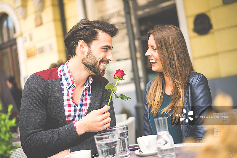 男人送玫瑰花给他的女朋友图片素材