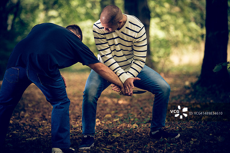 自卫反击持刀袭击者图片素材