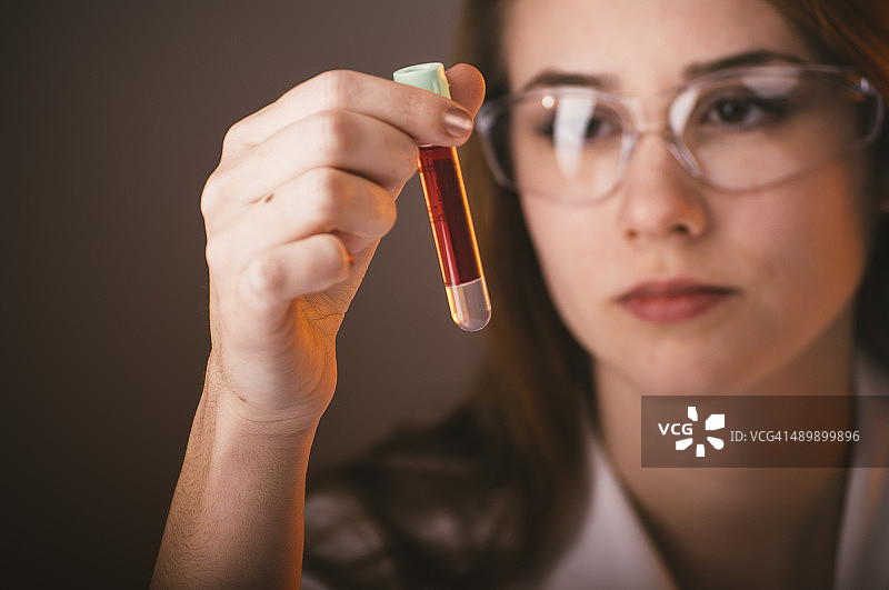 化学系学生正在观察试管图片素材