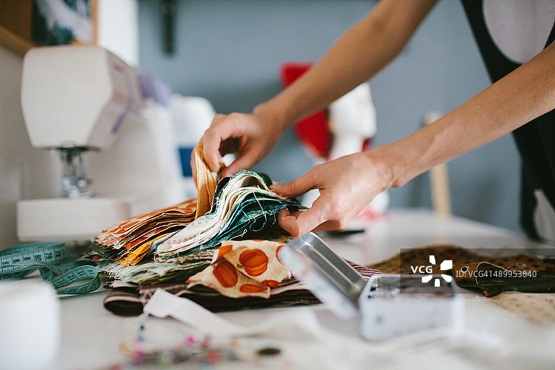 裁缝在缝纫机上工作图片素材