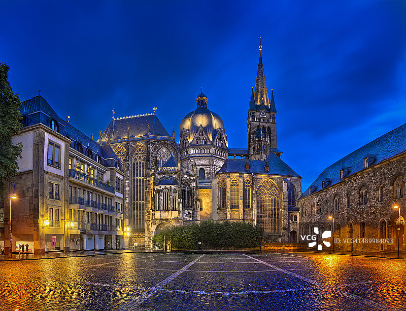 夜晚的亚琛大教堂图片素材