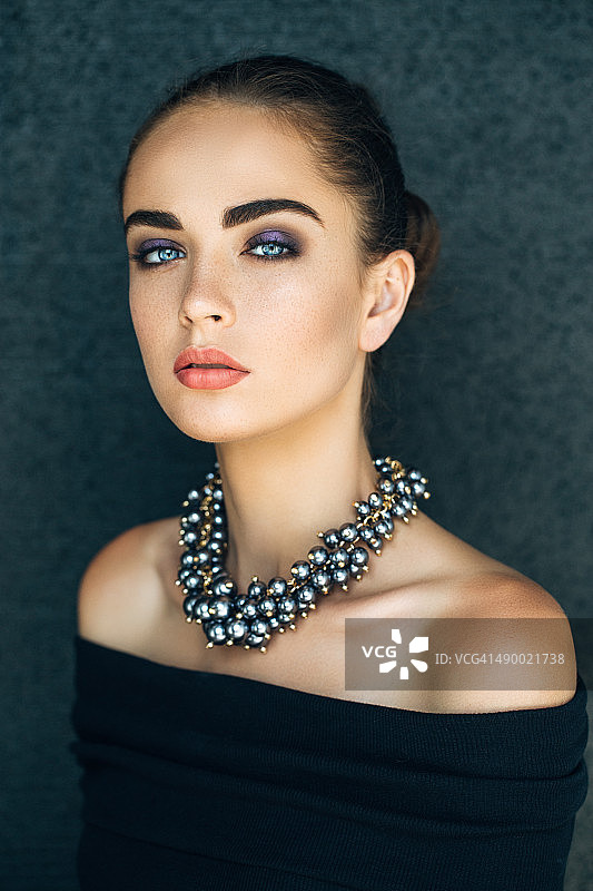 佩戴项链的美丽女人肖像图片素材