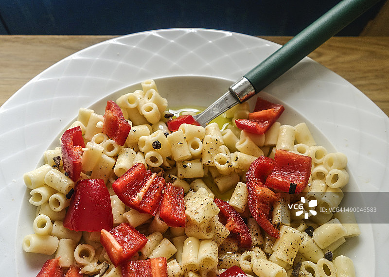 搭配红甜椒的管状意大利面图片素材