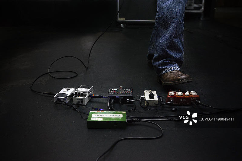 电吉他效果器和靴子图片素材