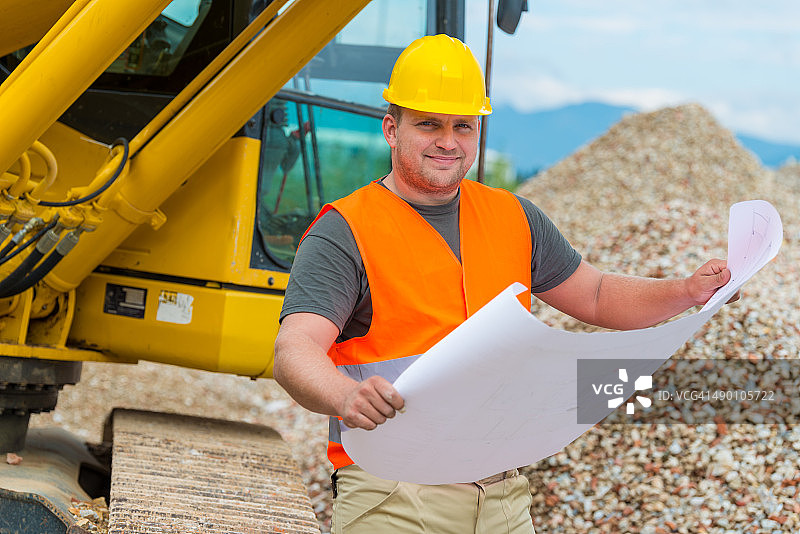 挖掘机司机查看蓝图图片素材
