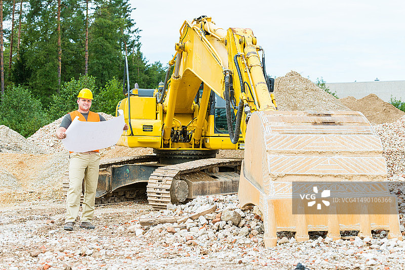 挖掘机司机查看蓝图图片素材