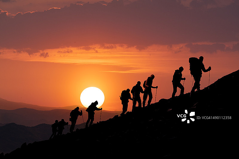 日落时分的徒步者剪影图片素材