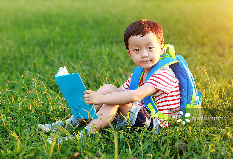 小男孩去上学图片素材