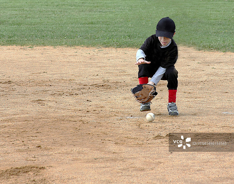 男孩玩T座球图片素材