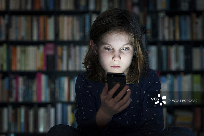 网络欺凌：沮丧的女孩收到威胁短信图片素材