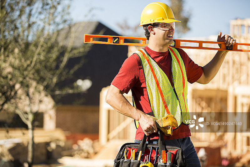 建筑工人在工地忙碌工作，框架建筑与工具图片素材