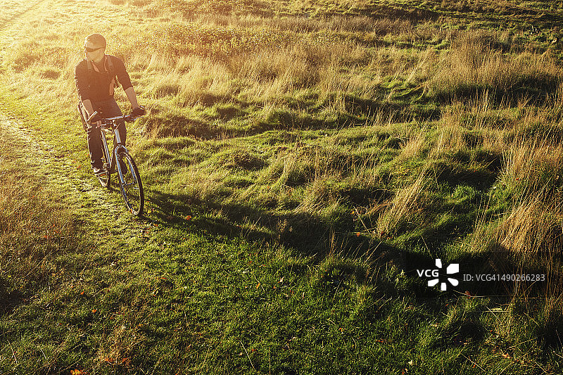 年轻人在伦敦里士满公园骑自行车图片素材